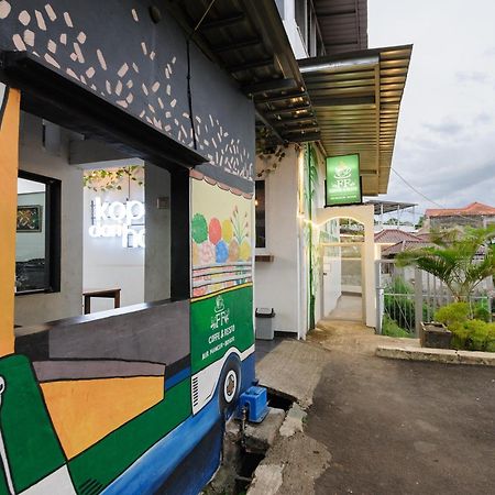 Отель Reddoorz Syariah Near Taman Air Mancur Богор Экстерьер фото