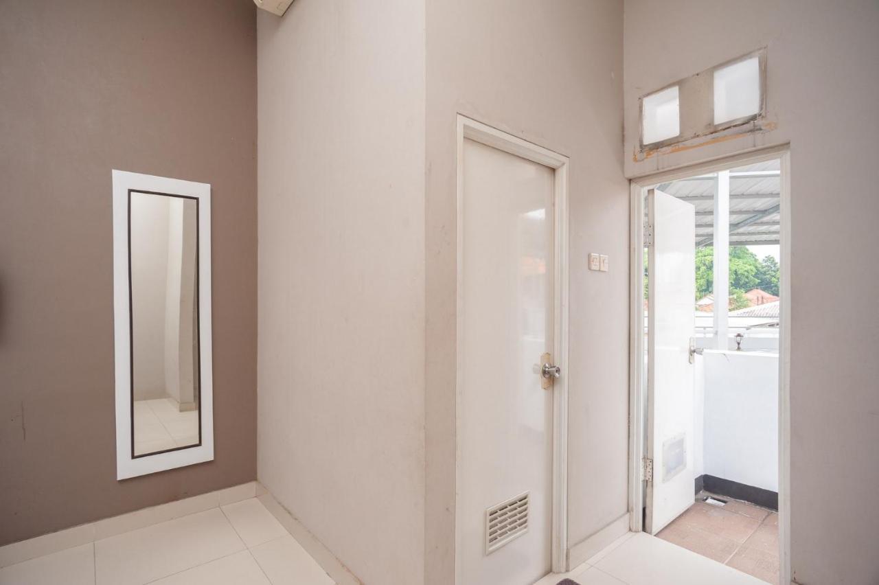 Отель Reddoorz Syariah Near Taman Air Mancur Богор Экстерьер фото