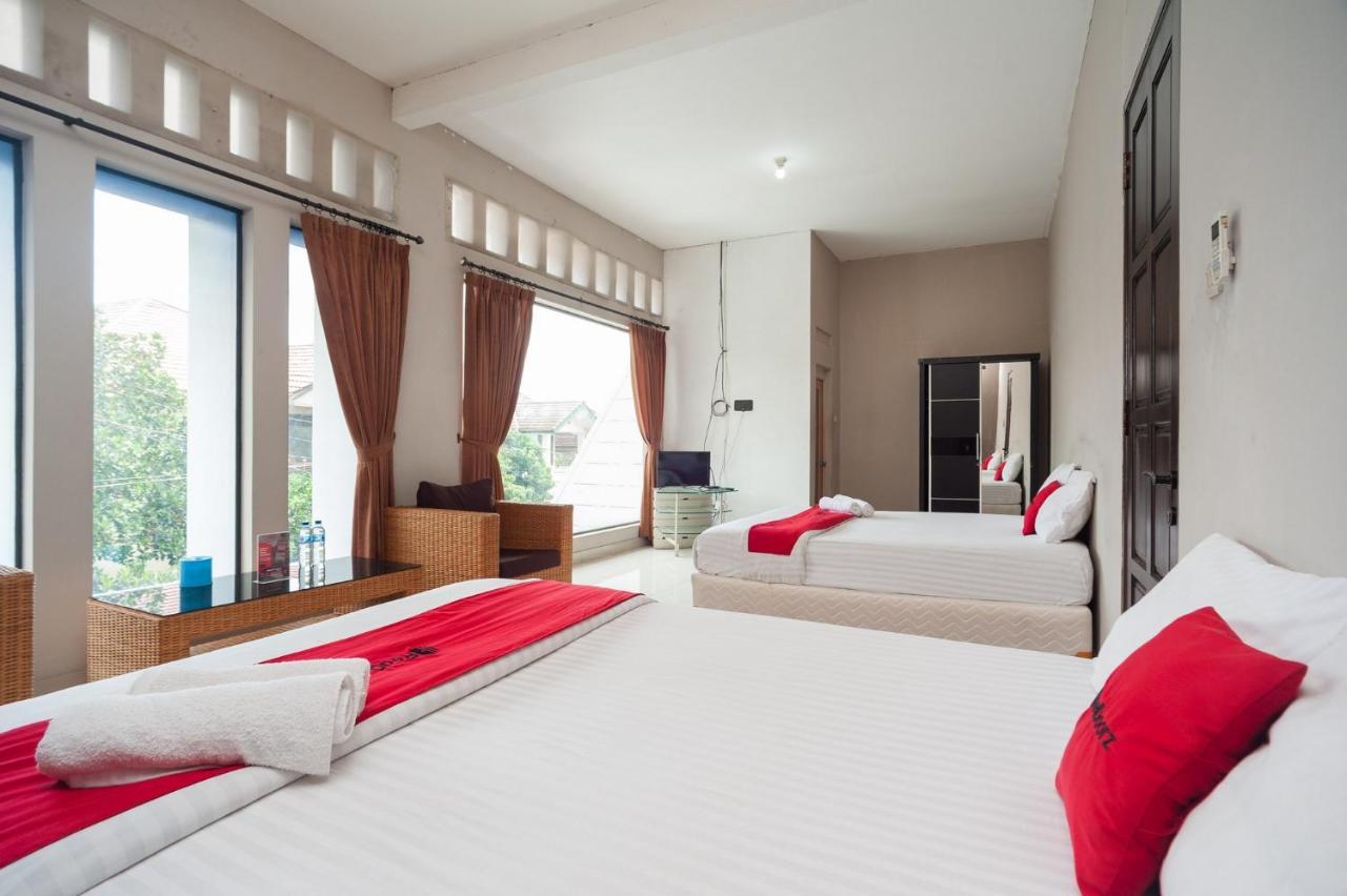Отель Reddoorz Syariah Near Taman Air Mancur Богор Экстерьер фото
