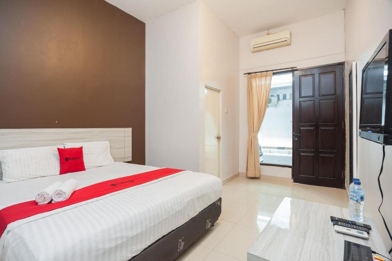 Отель Reddoorz Syariah Near Taman Air Mancur Богор Экстерьер фото