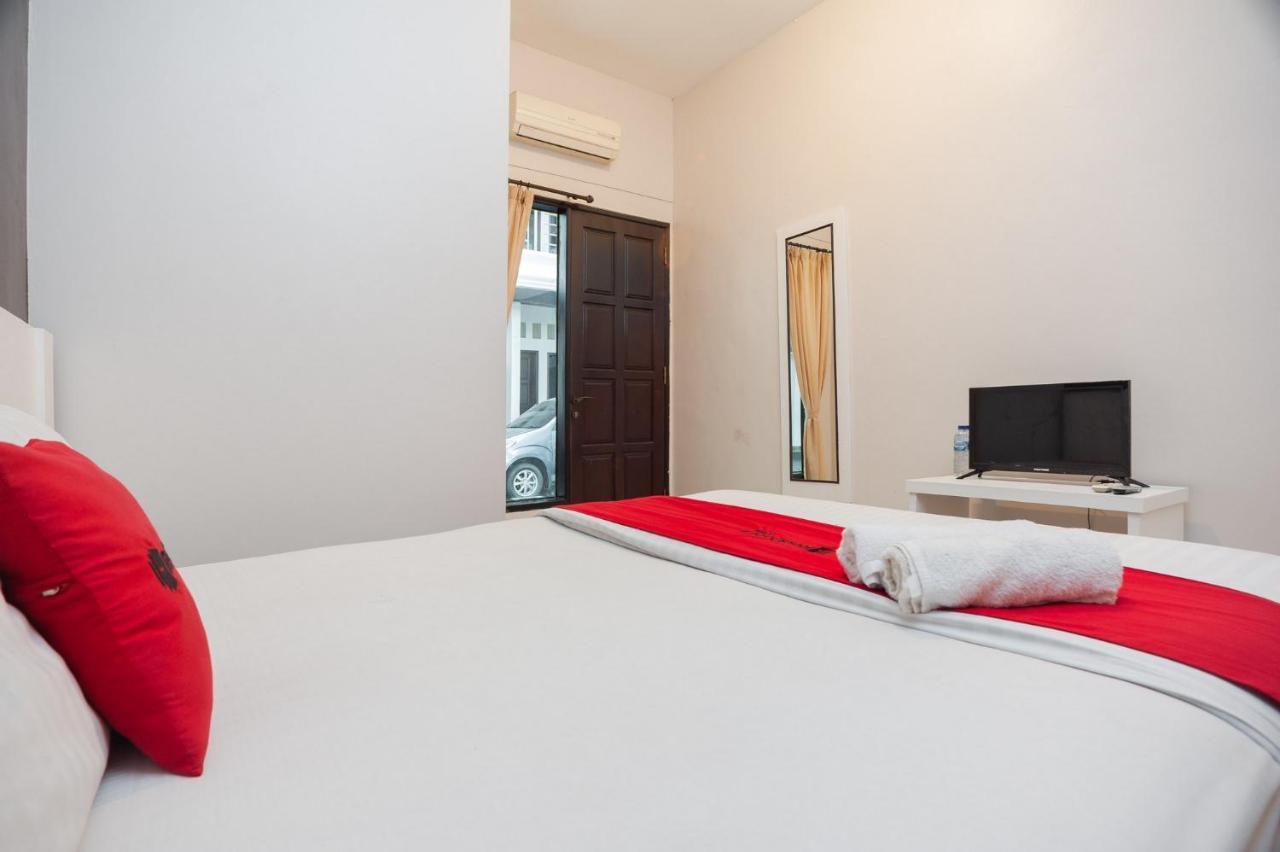Отель Reddoorz Syariah Near Taman Air Mancur Богор Экстерьер фото