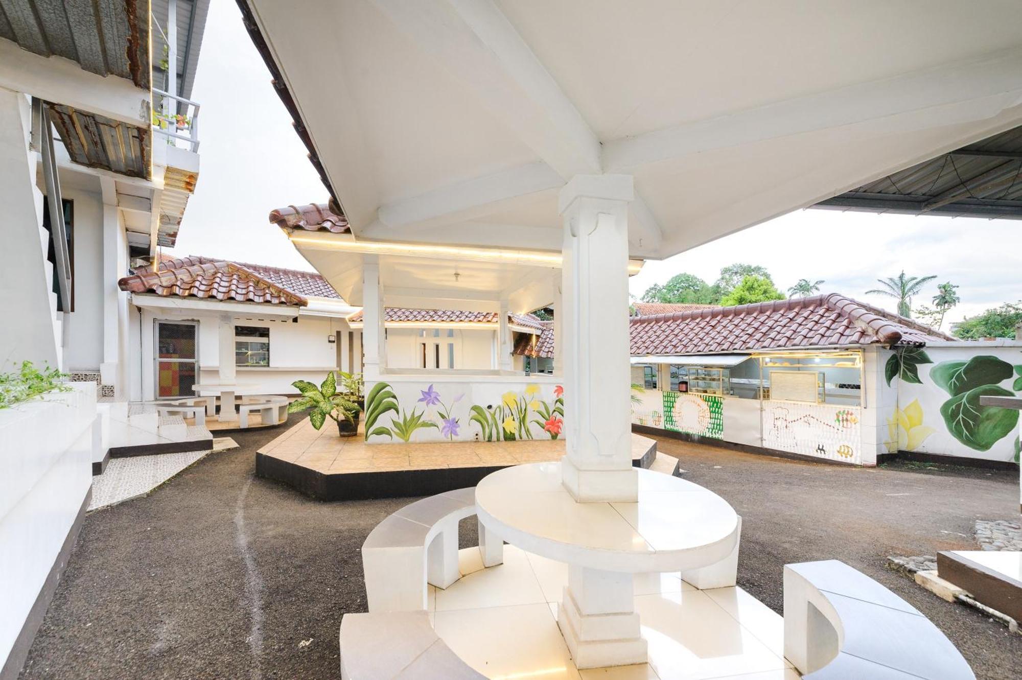 Отель Reddoorz Syariah Near Taman Air Mancur Богор Экстерьер фото